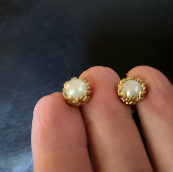 Natural pearl earrings gold plated filigree crown setting - Picture 4 of 9